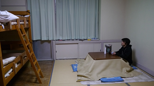 廃校になった小学校に宿泊できるようになっている。「悲劇・UULAなんかなくても生きていける~廃校で宿直編」より。
