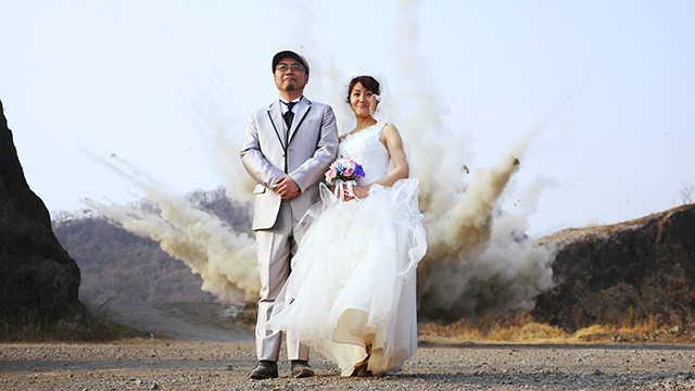 採石場とか。「特撮のロケ現場でばばーん!と爆破結婚写真を撮ってきた」より。