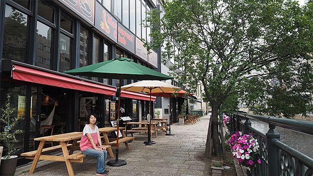 堀川沿いのカフェ