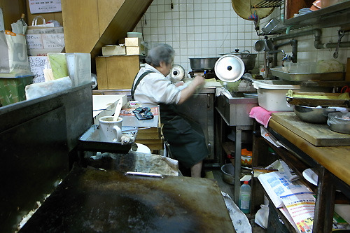 いい味出してる「だるま堂」のおばあちゃん。「焼うどん発祥の地でおなかいっぱい」