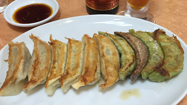 栃木といえば餃子。「5つの店の餃子を盛り合わせで食べられるフードコートが宇都宮に!」より。