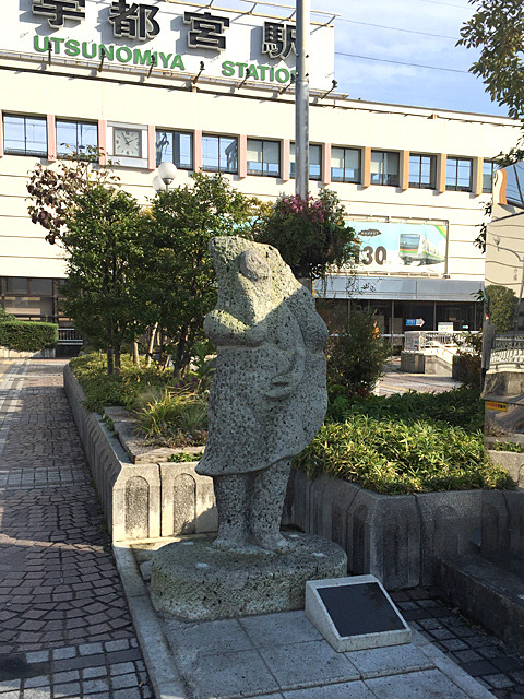 宇都宮駅前にはご存じ餃子像が（いまは場所が変わりました）。「5つの店の餃子を盛り合わせで食べられるフードコートが宇都宮に！」より。