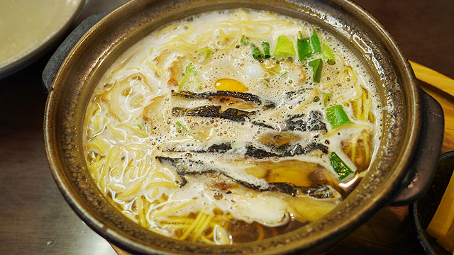 鍋焼きうどんではなく「鍋焼きラーメン」を食べる