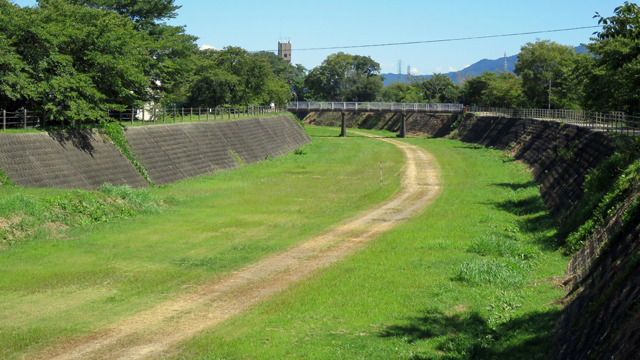 街中を流れる天井川、しかも廃河川をたどる