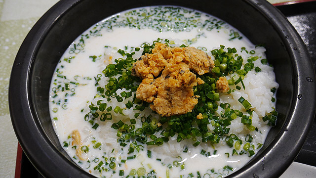 牛乳をご飯にぶっかけた料理を食べる